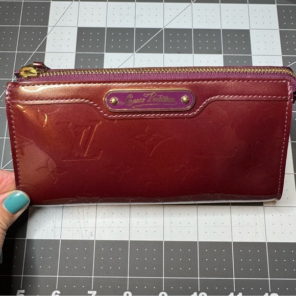 Louis Vuitton Vernis Cosmetics Pouch Burgundy with Gold Zipper - Picture 1 of 9